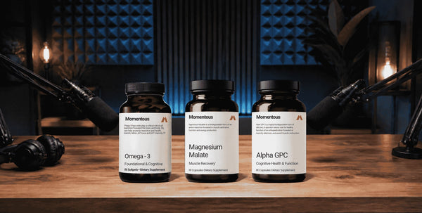 Momentous Omega-3, Magnesium Malaat en Alpha GPC op een houten tafel in een podcaststudio