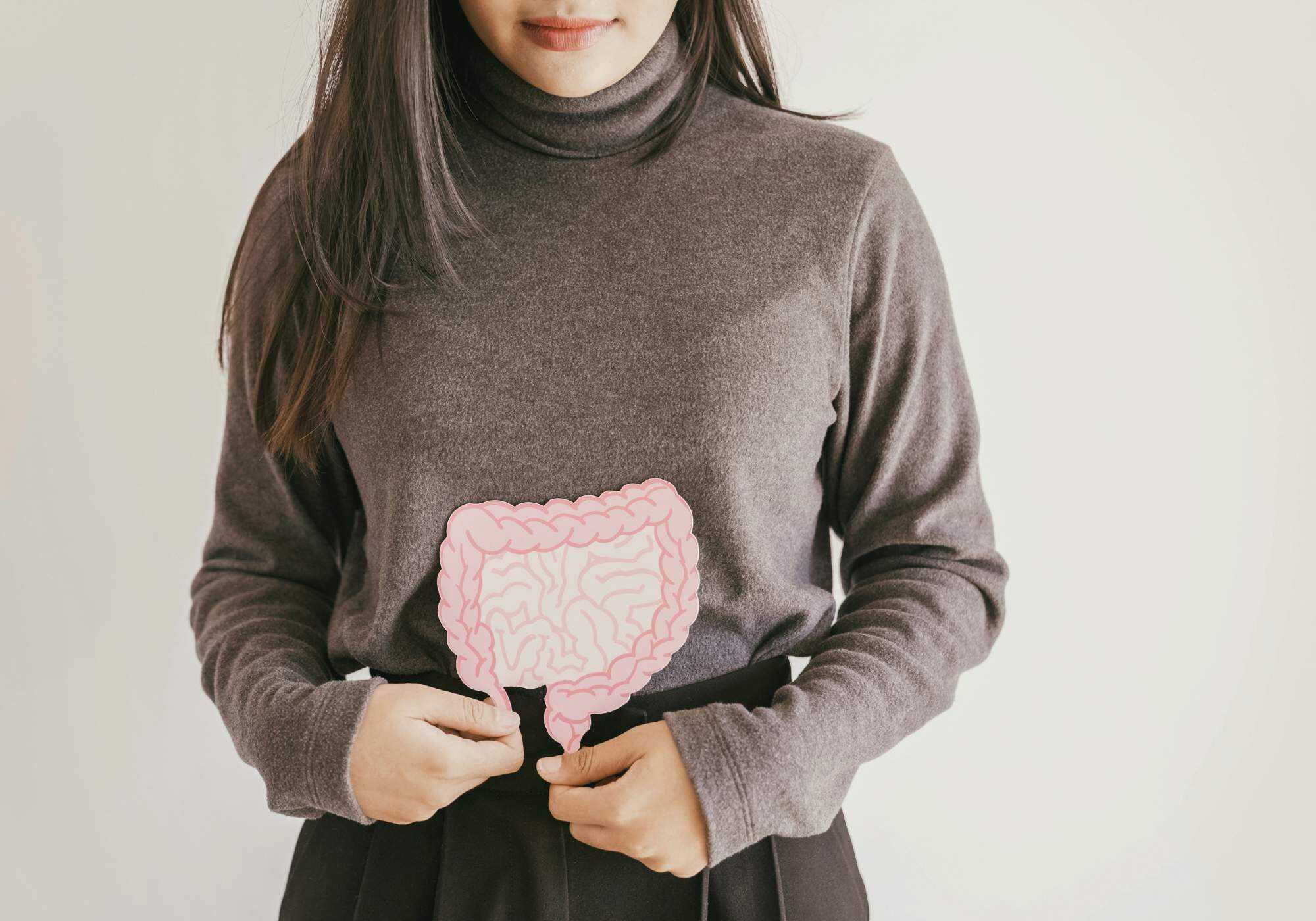 Vrouw houdt afbeelding vast van darmstelsel