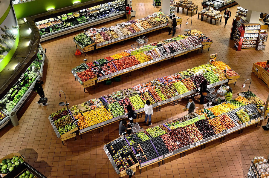 Bovenaanzicht van groente- en fruitafdeling in een supermarkt