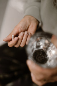 Aurum capsule in de hand